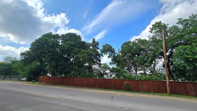 2401 Gibbs Williams Road, Dallas, TX 75233