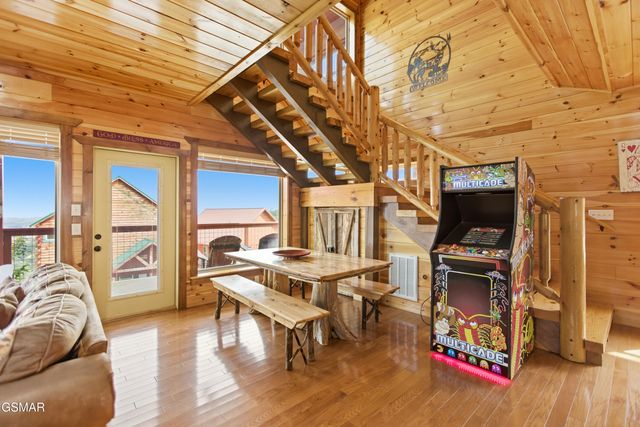 2042 Starr Crest Drive, Sevierville, TN 37876