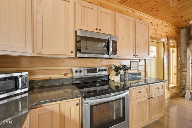 2042 Starr Crest Drive, Sevierville, TN 37876