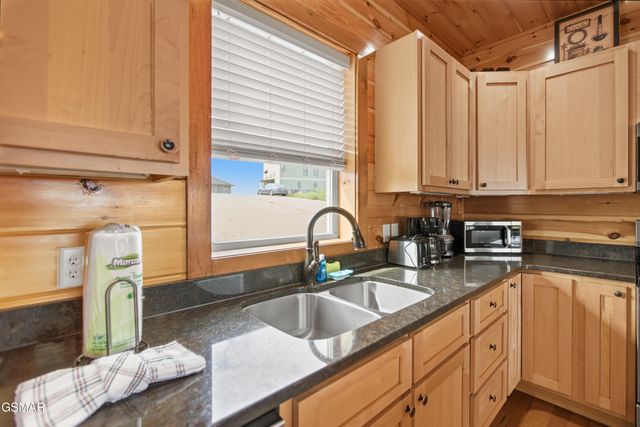 2042 Starr Crest Drive, Sevierville, TN 37876