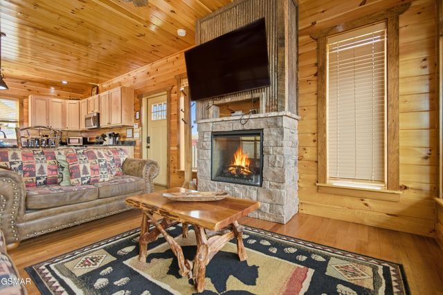 2042 Starr Crest Drive, Sevierville, TN 37876