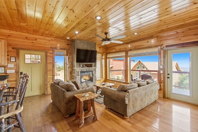 2042 Starr Crest Drive, Sevierville, TN 37876