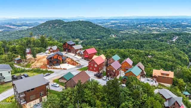 2042 Starr Crest Drive, Sevierville, TN 37876