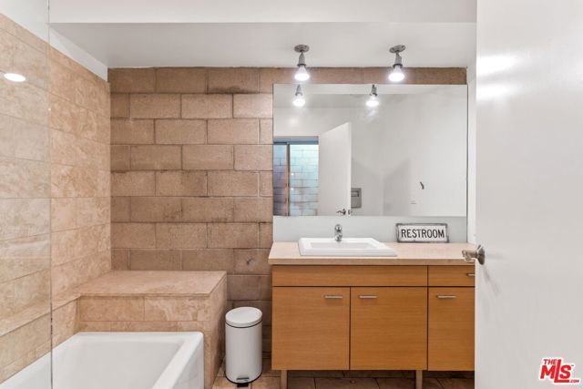 6615 Melrose Avenue 3, Los Angeles, CA 90038