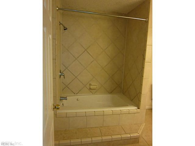 20 Robinson DR, Newport News, VA 23601