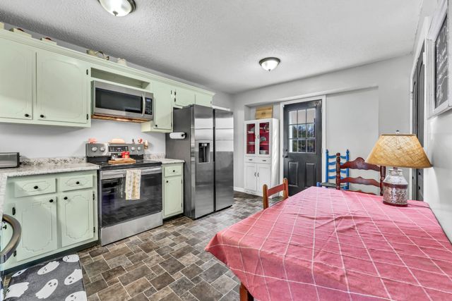 100 Bowers Ct, Oak Grove, KY 42262