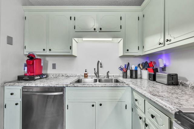 100 Bowers Ct, Oak Grove, KY 42262