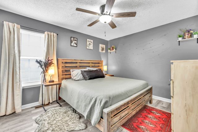 100 Bowers Ct, Oak Grove, KY 42262