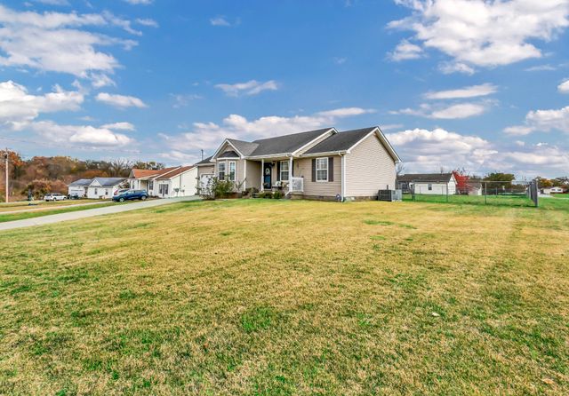 100 Bowers Ct, Oak Grove, KY 42262