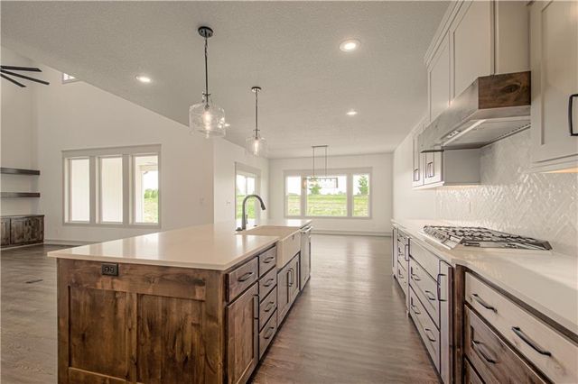 2003 Foxtail Point, Kearney, MO 64060