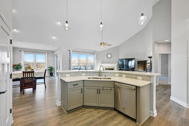 1525 Mohican TRAIL, Waukesha, WI 53189