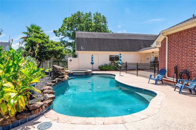 803 Hackberry Lane, Friendswood, TX 77546