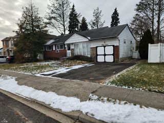 37 Kalda Lane, Plainview, NY 11803