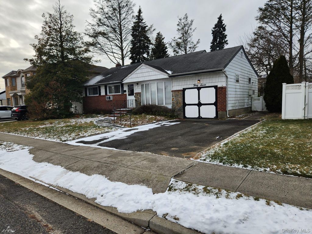 37 Kalda Lane, Plainview, NY 11803
