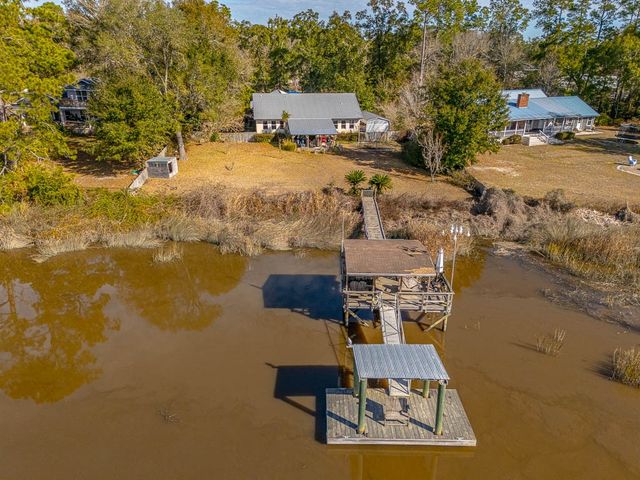 1448 Horseshoe Cove Road, Waverly, GA 31565
