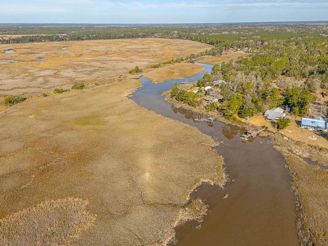 1448 Horseshoe Cove Road, Waverly, GA 31565