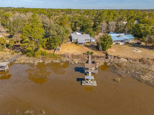 1448 Horseshoe Cove Road, Waverly, GA 31565
