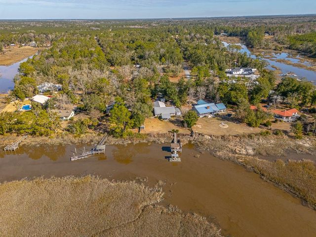 1448 Horseshoe Cove Road, Waverly, GA 31565