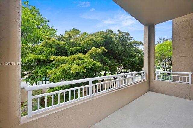 19501 W Country Club Dr 208, Aventura, FL 33180