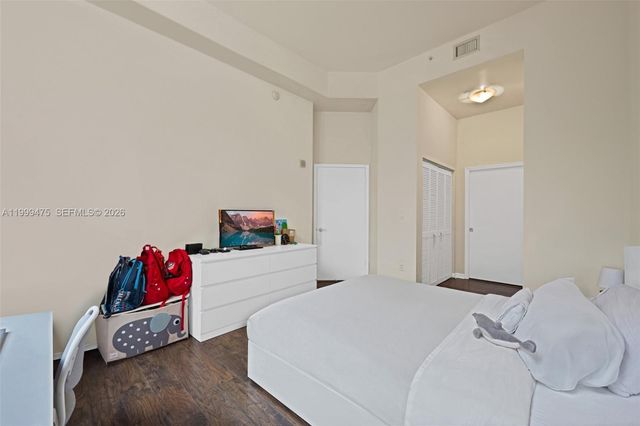 19501 W Country Club Dr 208, Aventura, FL 33180