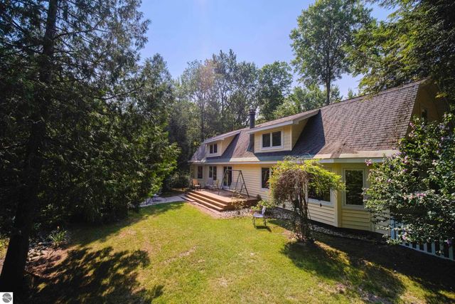 9670 S County Line Road, Manistee, MI 49660