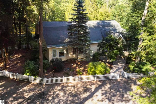 9670 S County Line Road, Manistee, MI 49660