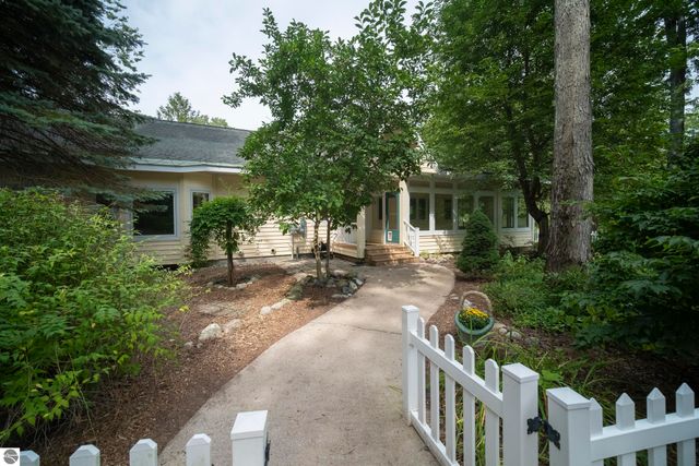 9670 S County Line Road, Manistee, MI 49660