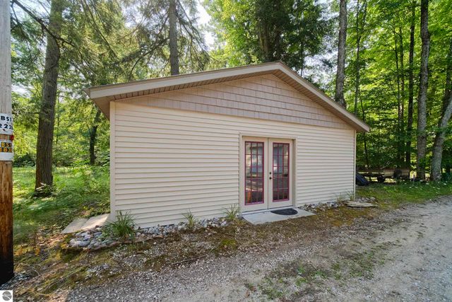 9670 S County Line Road, Manistee, MI 49660