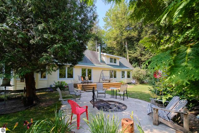 9670 S County Line Road, Manistee, MI 49660