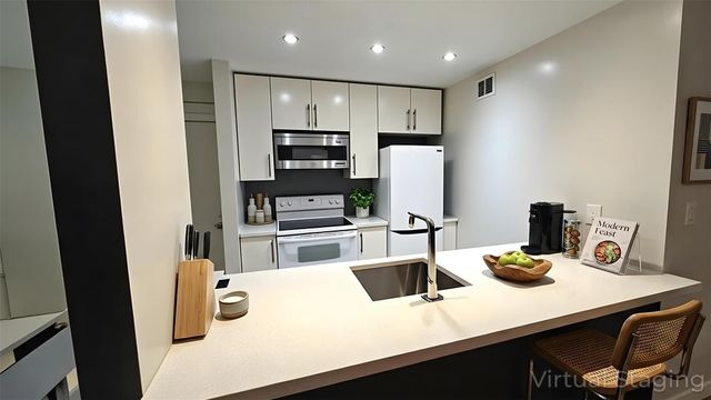 6601 Sands Point Drive 34, Houston, TX 77074
