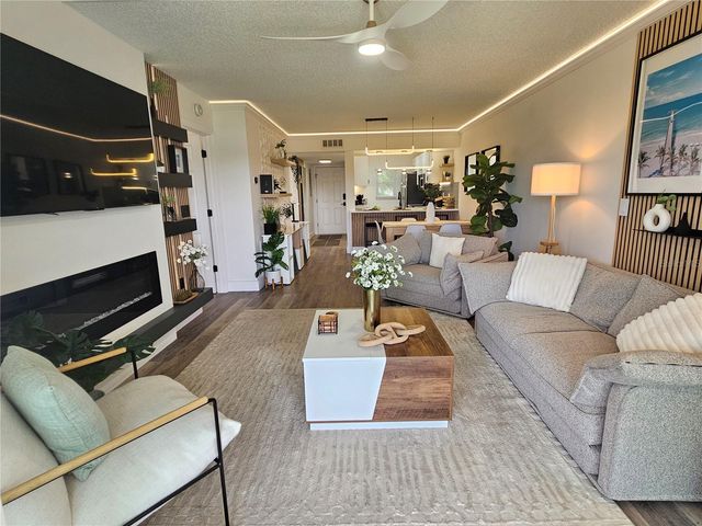 437 CERROMAR LANE 424, Venice, FL 34293