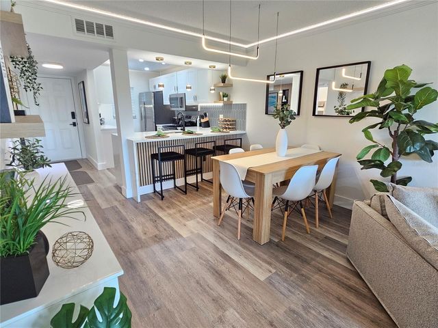 437 CERROMAR LANE 424, Venice, FL 34293