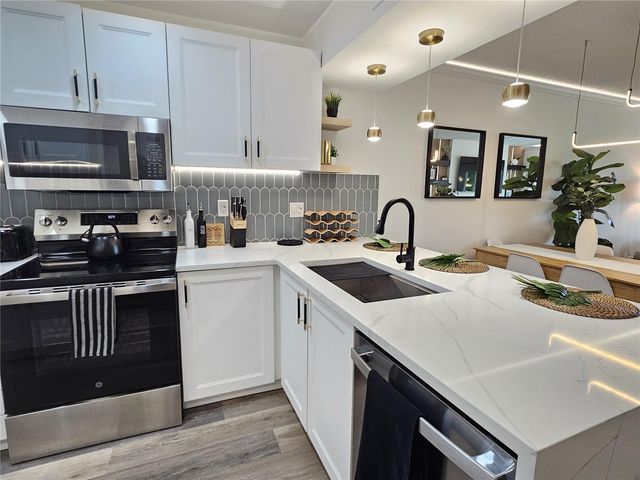 437 CERROMAR LANE 424, Venice, FL 34293