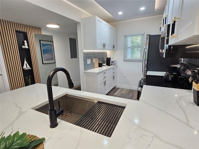 437 CERROMAR LANE 424, Venice, FL 34293