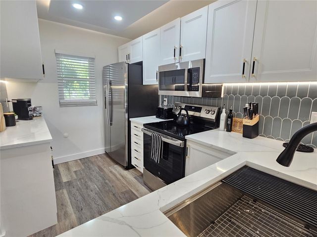 437 CERROMAR LANE 424, Venice, FL 34293