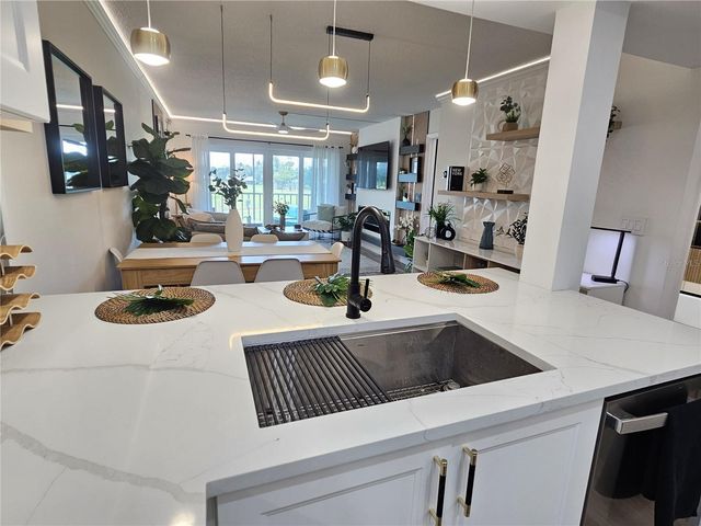 437 CERROMAR LANE 424, Venice, FL 34293