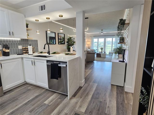 437 CERROMAR LANE 424, Venice, FL 34293