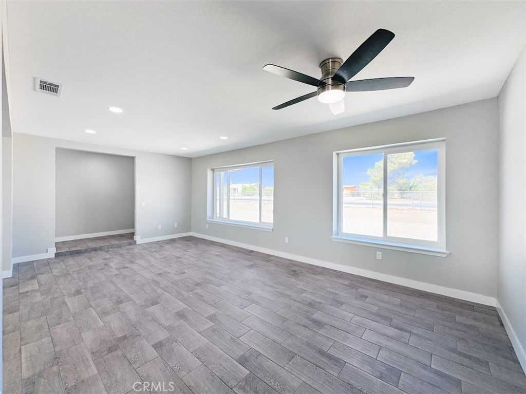 Image 10 of property listing at 10655 9th, Hesperia, CA 92345