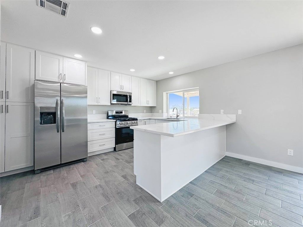 Image 4 of property listing at 10655 9th, Hesperia, CA 92345