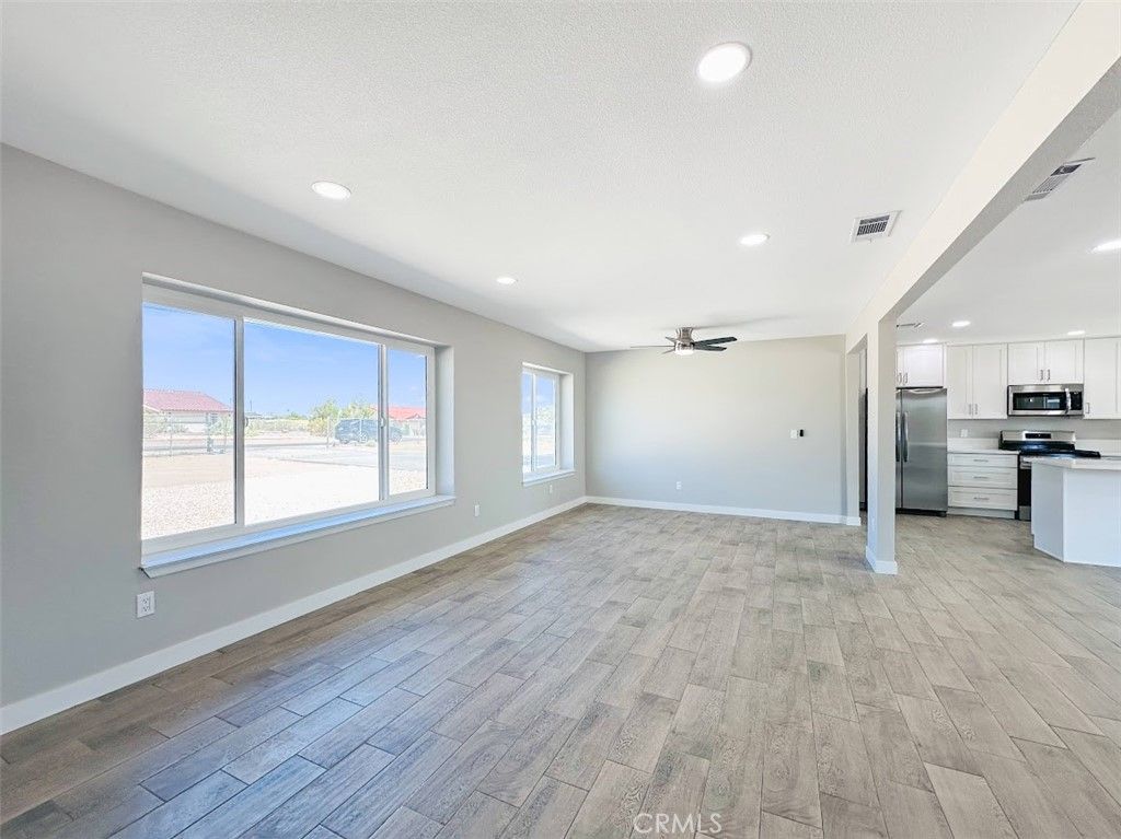 Image 6 of property listing at 10655 9th, Hesperia, CA 92345