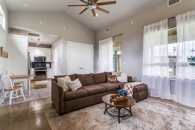 106 RIVER MOUNTAIN DR, Boerne, TX 78006