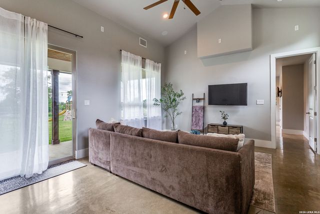 106 RIVER MOUNTAIN DR, Boerne, TX 78006