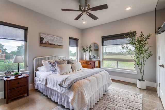 106 RIVER MOUNTAIN DR, Boerne, TX 78006