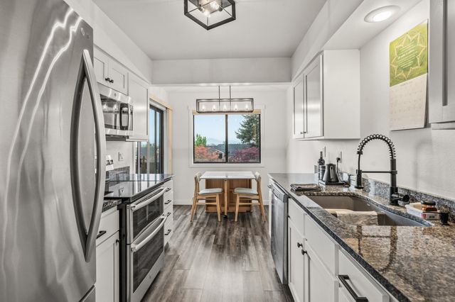 302 Medford Heights Lane, Medford, OR 97504