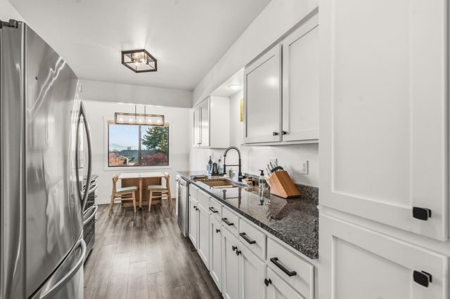 302 Medford Heights Lane, Medford, OR 97504