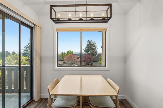 302 Medford Heights Lane, Medford, OR 97504