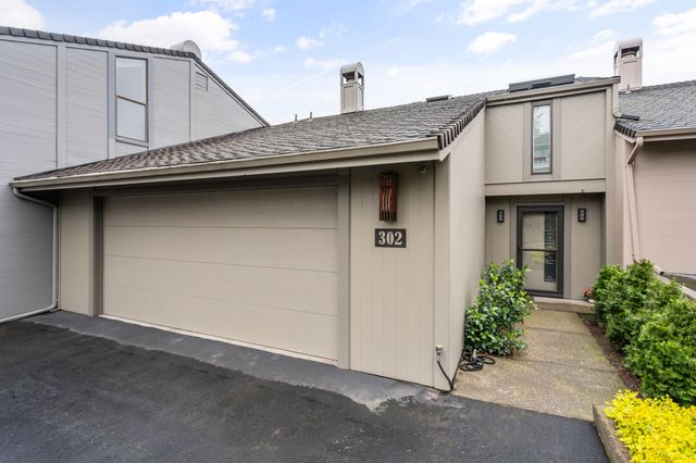 302 Medford Heights Lane, Medford, OR 97504