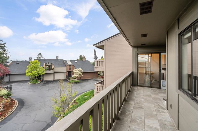 302 Medford Heights Lane, Medford, OR 97504