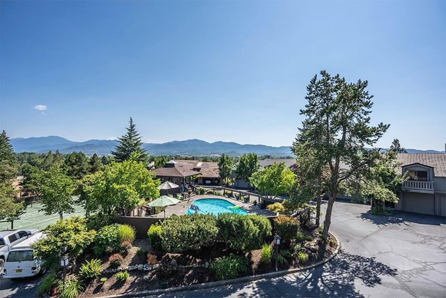 302 Medford Heights Lane, Medford, OR 97504