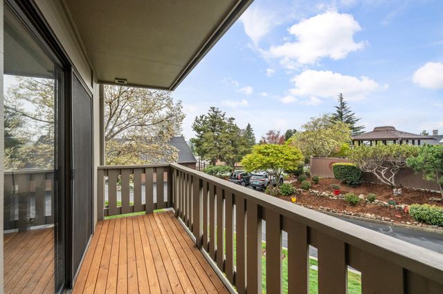 302 Medford Heights Lane, Medford, OR 97504